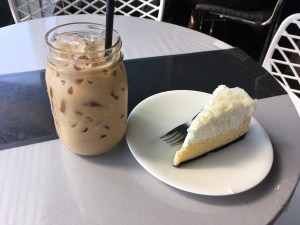 Eiskaffee und Kuchen